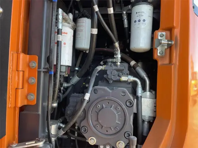 Engine compartment with filters and hydraulic pump